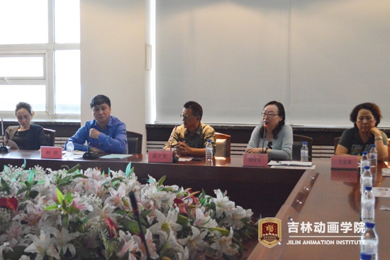 动漫分院领导向学生家长详细介绍动漫专业就业前景 李震摄.jpg