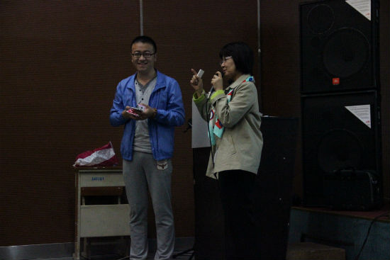 (2)报告会现场庄教授与学生互动.jpg