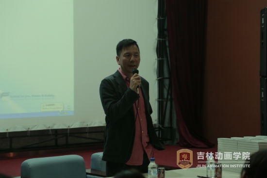 “铁达时”故事评审会上林展贤老师现场点评1.jpg